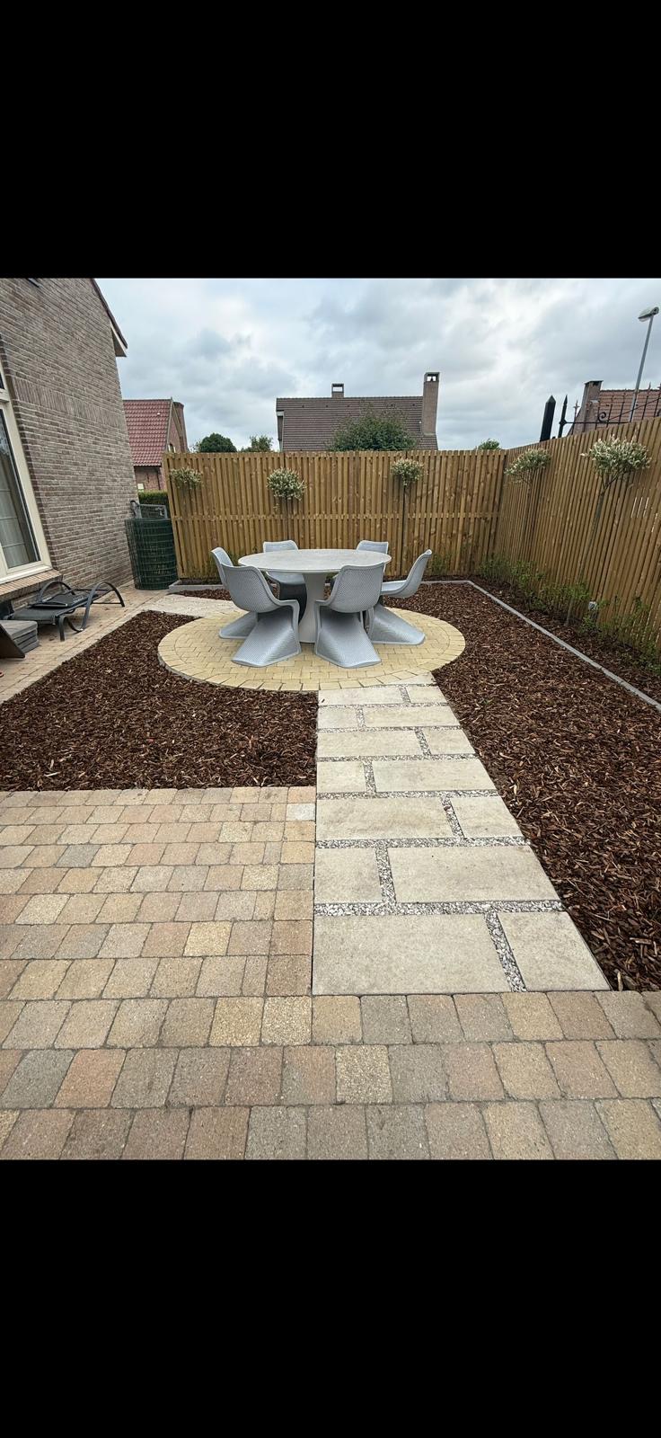 Tuinpad met zitplek