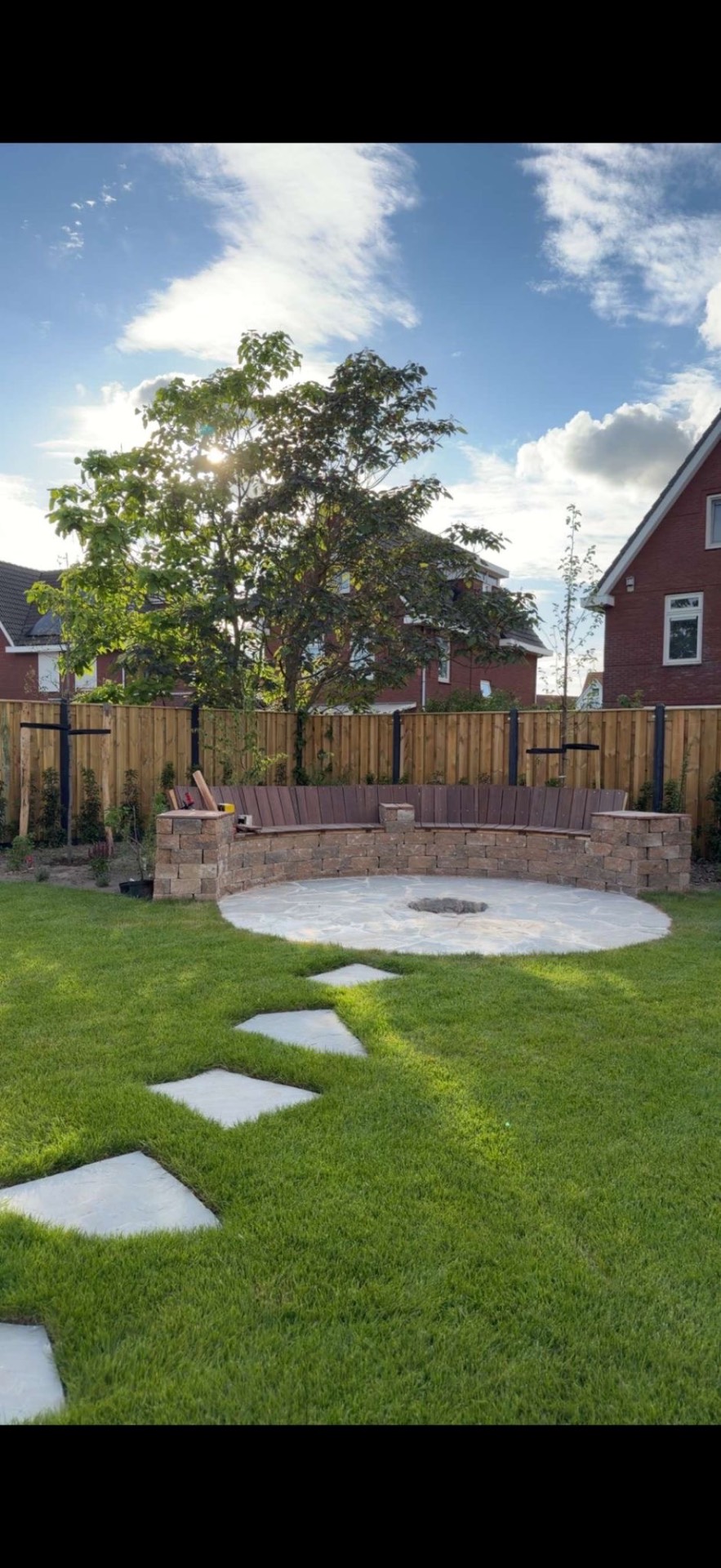 Vuurplek met natuurstenen zitbank